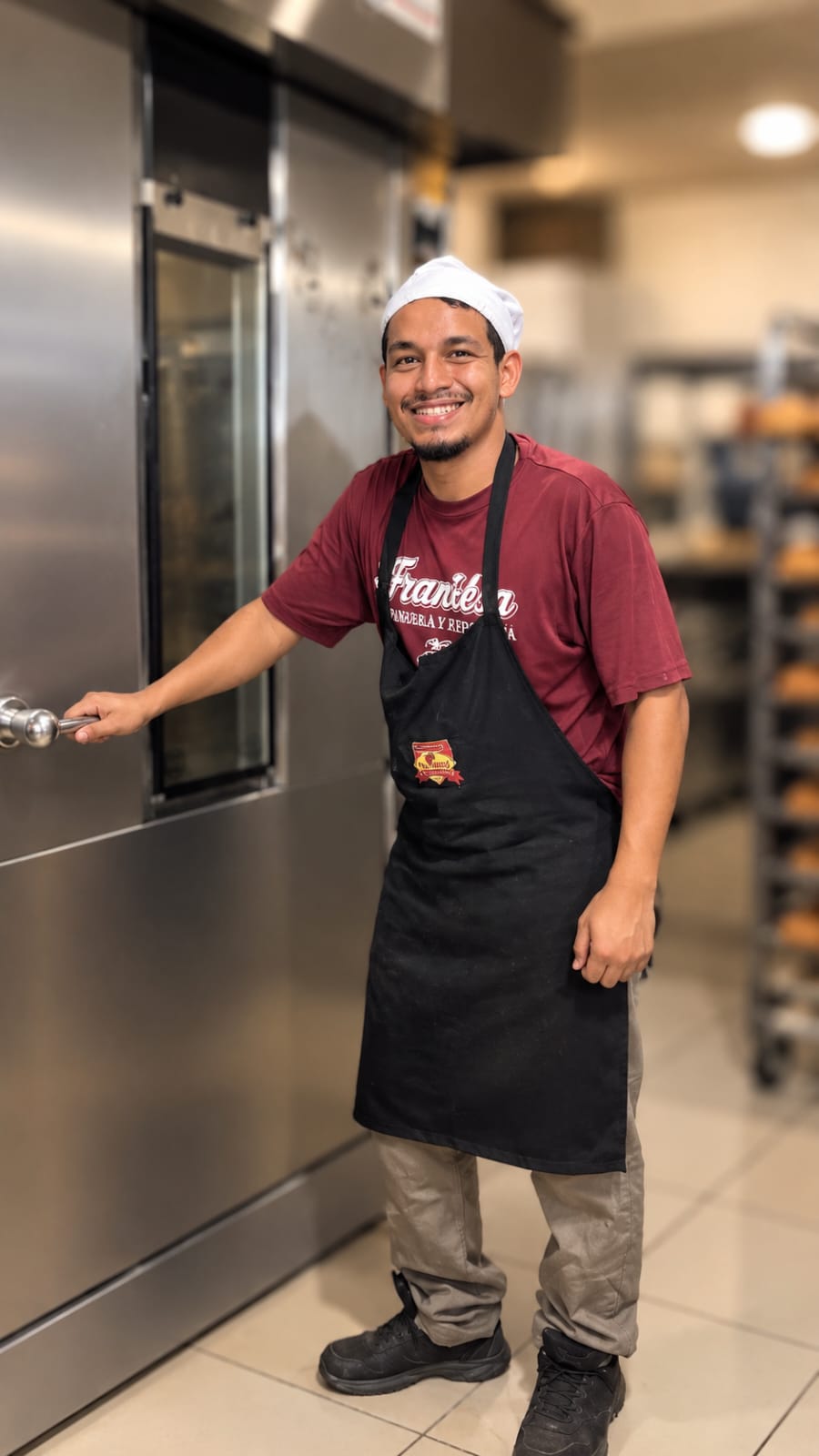 Colaborador junto a un horno industrial